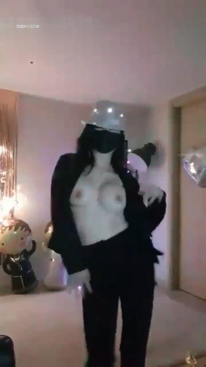 漂亮妹子模仿迈克尔舞蹈跳抖奶舞 你们看看像不像女版Michael 奶子不错