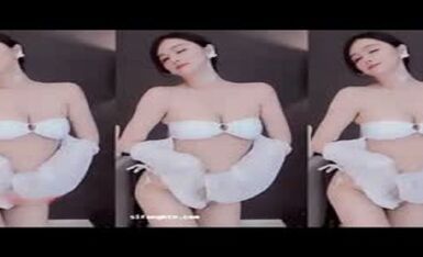 斗鱼超人气女神【张琪格】8月最新露点揉奶合集 27