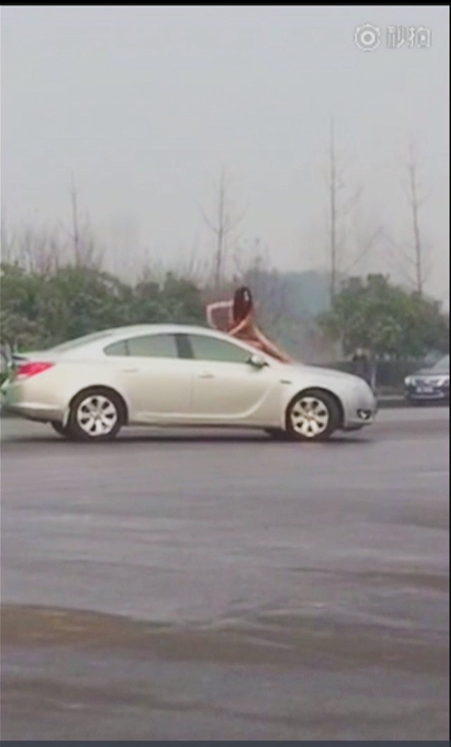 小姑娘被前男友甩了 受了刺激 在男友结婚这天 裸体拦车向众人诉苦讨公道