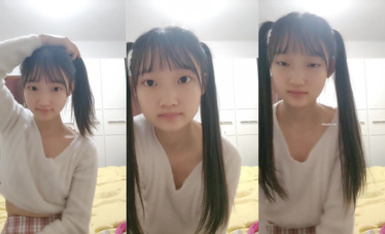 19歲清純學生 超級可愛【你的學妹】獨自在家鎖上門，閨房裡換裝自慰，撒尿特寫，水真多一直流個不停 (1)