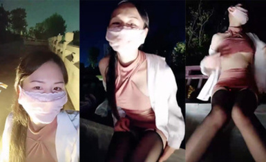 私密電報群VIP福利，戶外露出紫薇，極騷母狗【小湯圓】道具雙通高潮噴水，擼點滿滿 (4)