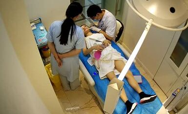黑客破解美容医院手术室摄像头偷拍网红小美女一边刷视频一边露胸微整形美容打针瘦小脸