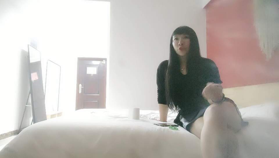 这女的真讲究，吻到一半再去洗个澡，把这男的憋坏了