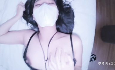 越南騷浪反差妹「Miuzxc」深夜在家穿著情趣黑絲內衣偷情男鄰居無套外射