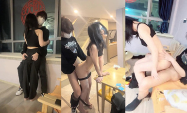 KU約外圍人氣學生妹，苗條身材長腿妹子，蹲著口交舔屌抬腿抽插，放在桌子上大力撞擊