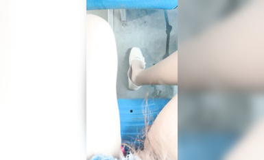 淫水直泄~【黛西老師】商場~馬路~樹林~勾搭技師內射一屁股~露臉，真實刺激，時刻提防路邊的行人 (2)