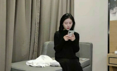 #步賓探花 #黑衣妹 網約高端外圍女神，白嫩美艷明媚動人，進門一看就不是老司機，居然不收現金也不怕被掃黃，操著操著不耐煩，這妹子是真的小仙女啊，舔狗