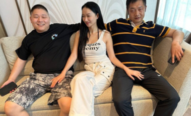 極品空姐滿身大漢，被各種調教玩弄，粉潤蝴蝶穴掰開特寫，道具速插下體，淫叫不斷 (1)