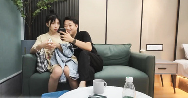 青春美女80多斤，讓人動容，纖細美腿高清拍攝超近視角，騎乘抽插站立後入