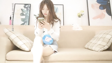 約了個牛仔短裙萌妹，沙發調情，近距離拍攝摸奶調情特寫口交，上位騎乘抽插猛操