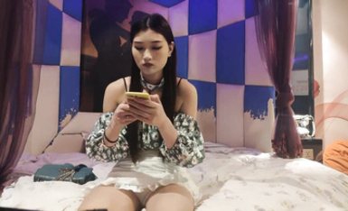 網約漂亮小姐姐，脫衣後盡顯苗條大長腿，任勞任怨軟了必須給你搞硬