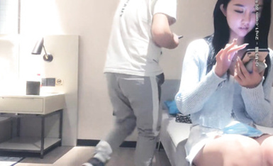 約操高顏值外圍小姐姐，極品美女，翹臀美乳膚白如玉，沙發啪啪角度完美