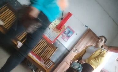 农民工探花鸡窝暗拍其他嫖客来挑妹子自己也挑了两个妹子吃快餐态度一个比一个差催时间