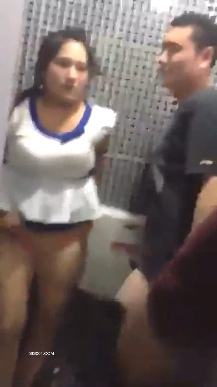 男子在女厕所啪啪被发现 貌似足疗技师和客户被老板发现了 还打了一耳光 好尴尬