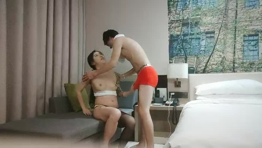 战神小利花臂纹身外围小姐姐，撩下内衣吸吮奶子，镜头前舌吻揉穴调情，主动骑乘套弄，扶腰后入打桩