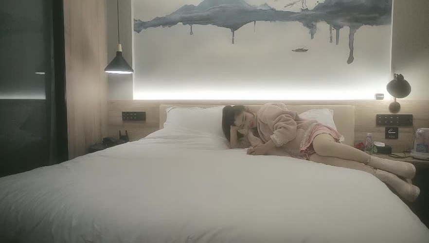 寻花新人老哥马尾辫风骚小少妇，镜头前深喉口交，扒掉内裤吸奶揉穴，正入骑乘姿势轮换着操