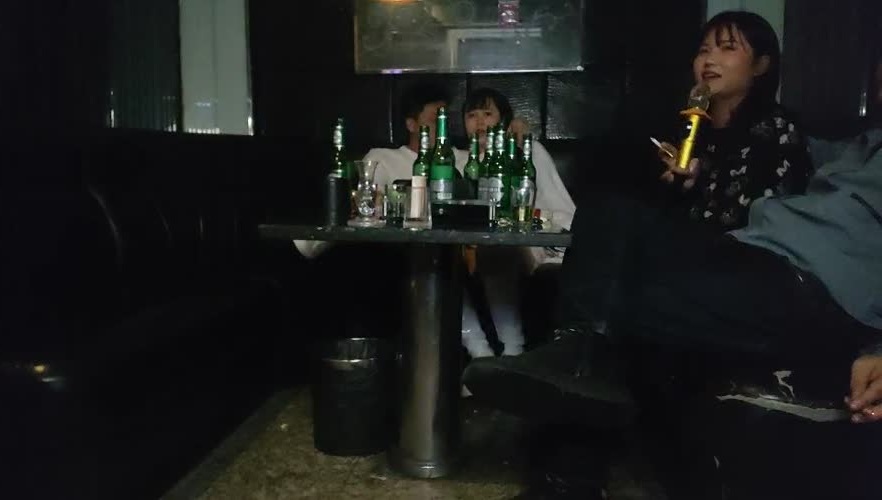 换妻探花很久没播回归4P首秀，还是原来的味道，KTV唱歌喝酒，回到房间开操，交换一人一个后入猛顶