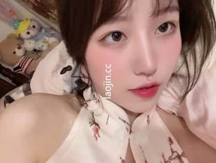 抖音網紅反差婊，露臉3P口爆顏射，粉絲眼裡的青春傻白甜，床上秒變騷母狗，表情超級淫盪，叫聲可射，射嘴裡主動吸舔精液-2