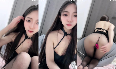 長腿嫩足顏值小母狗，連體黑絲透視裝，嫩足展示淫語挑逗，跪地自慰各種道具深插騷穴 (10)