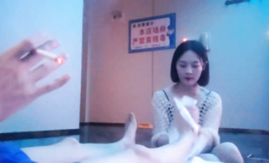 技師太漂亮，按摩到挑逗逐漸曖昧氣氛，玩弄奶子露莖引誘，舞動賣弄風騷