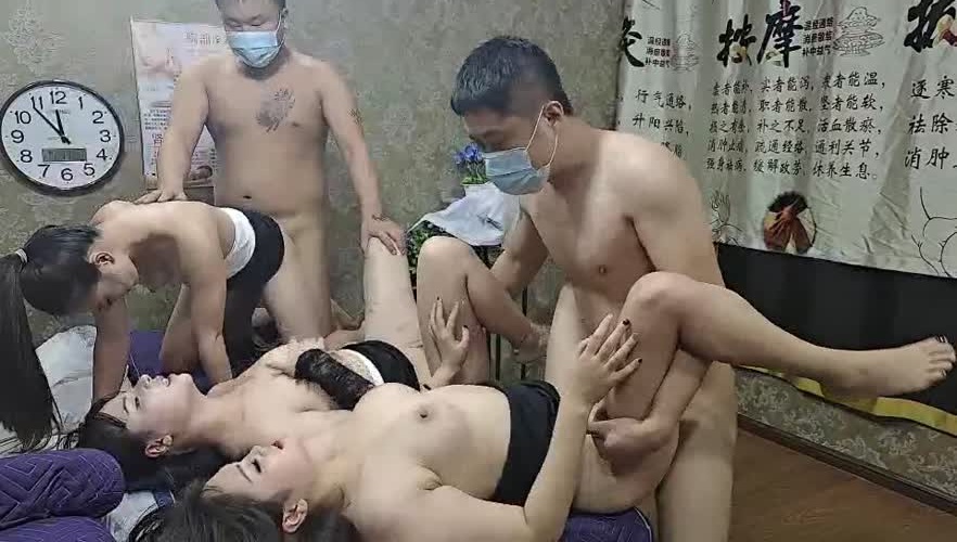 按摩店的女技师激情5P，享受三个骚女的按摩丝袜制服情趣，按摩床凑一起各种揉奶抽插，场面淫乱叫声不断刺激