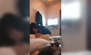 女技师按摩房调情啪啪，骑在身上摸奶子一顿舔，特写口交扶着墙后入，隔壁唱歌这边啪啪啪猛顶