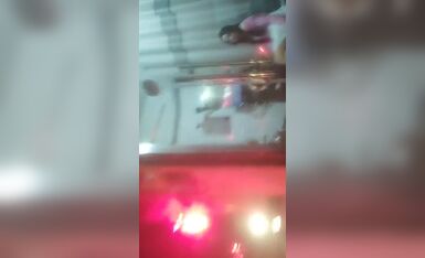 街头探花吃了颗伟哥去路边按摩店找了个渔网袜少妇吃快餐，妹子真能吹说昨天挣了一万块