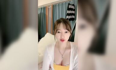 颜值区乖巧美女给大家露一波，撩起内衣超嫩美乳，揉捏娇喘呻吟好听，没穿内裤极品粉穴，手指拨弄非常诱惑