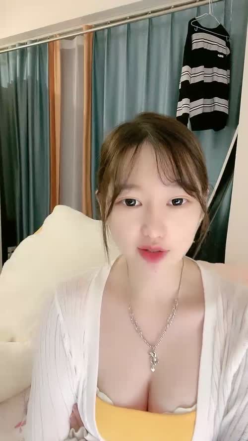 颜值区乖巧美女给大家露一波，撩起内衣超嫩美乳，揉捏娇喘呻吟好听，没穿内裤极品粉穴，手指拨弄非常诱惑