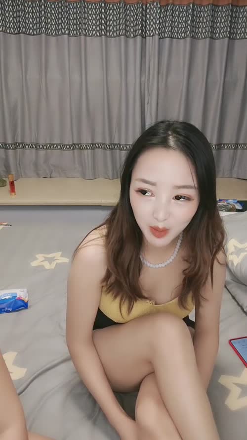 顶级女神跟两个好姐妹一起大秀伺候胖大哥，全程露脸揉捏骚奶子自慰，好姐妹舔起胖哥的鸡巴自己先坐上去享受