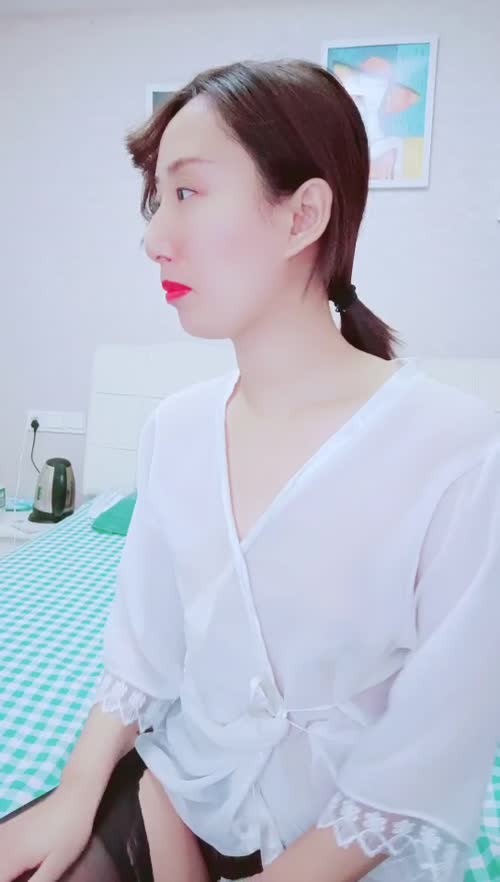 无毛良家深夜勾搭大哥激情啪啪，全程露脸大哥好急啊，掰开骚穴就舔69口交大鸡巴，多体位爆草抽插浪叫呻吟