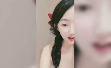 清纯超甜学生妹刚下海，顶级翘臀拨开丁字裤假屌爆，说话嗲嗲淫语骚话，喜欢吃老公的JB，掰开紧致嫩穴猛捅抽插