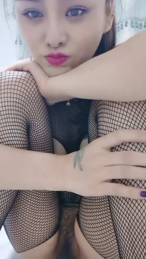 颜值不错的小少妇换上性感的黑丝跟大哥激情啪啪，全程露脸口交大鸡巴，主动上位让小哥爆草抽插，无套内射