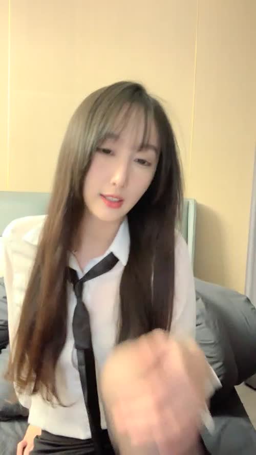 颜值区女神下海啦，【泡泡咕】，近几个月颜值最高的小仙女，场场人气爆棚，超嗲娃娃音，小鲍鱼正对镜头好刺激