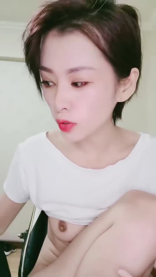 中性短发美女凹凸玻璃棒自慰，烈焰红唇M腿掰穴，玻璃抽插揉搓阴蒂，换装包臀裙，浴室洗澡湿身诱惑