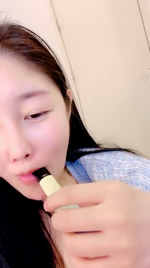 刚播不久素颜美女，首次和炮友秀，特写舔屌口交，主动骑乘扭动小腰，蜜桃美臀套弄，菊花也很粉嫩