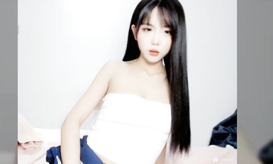 寬敞的床上鋪著潔白的被單，上面躺著一個穿著白色校服裙的美麗少女。她長著一頭烏黑的長發，身材修長窈窕，胸前豐滿的雙峰隨著呼吸起伏 (1)