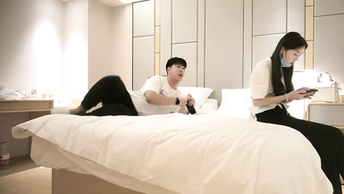 【小寶尋花】深夜場，約炮笑起來很甜美的妹子，身材極品大長腿，舌吻互摸調情，鏡頭前口交舔屌掰穴，騎乘抬腿側入大力猛操