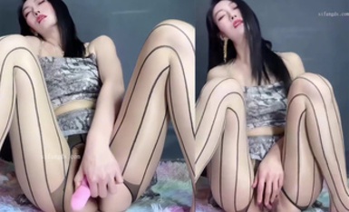 抖音長腿絲襪御姐【拾壹】臉穴同框_震動棒自慰 (2)