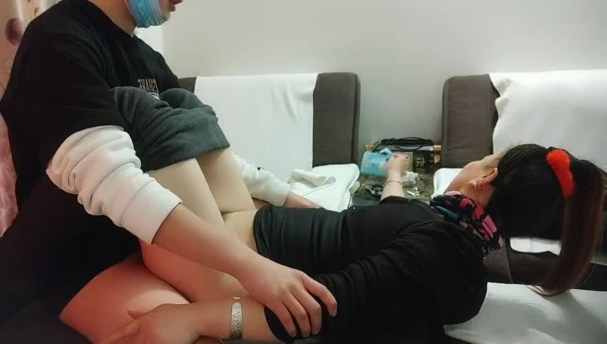 小伙大战熟女人妻，急不可耐衣服都不来不及脱完，扑倒在床上开始插入，骚妇也是饥渴得很一直浪叫