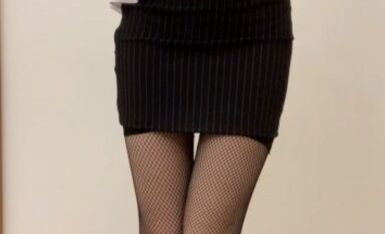 穿着黑丝短裙假装被坏学生欺负