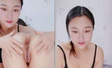 肥臀巨乳两个小骚货双女一起淫荡诱惑，奶头超大舔弄吸吮