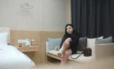 【利大无比】，一沓现金酒店买春，23岁小姐姐一对美乳，一线天肥美鲍鱼